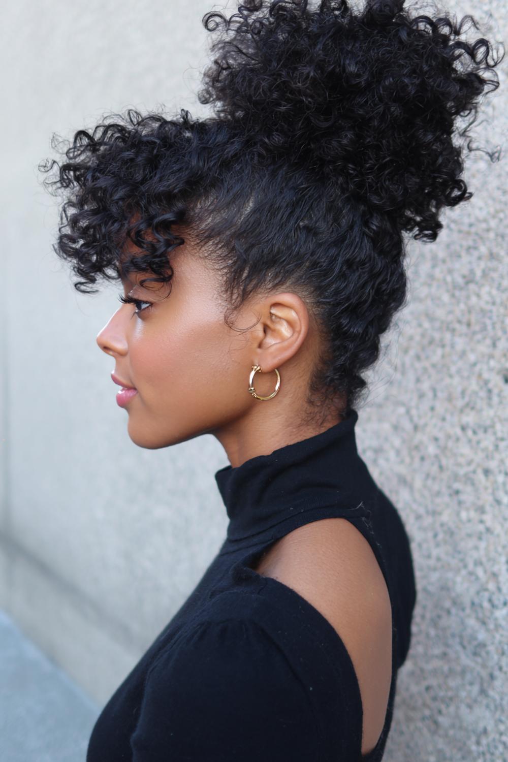 22. Curly Pineapple Frisur mit hohem Locken-Puff und definierter Kontur