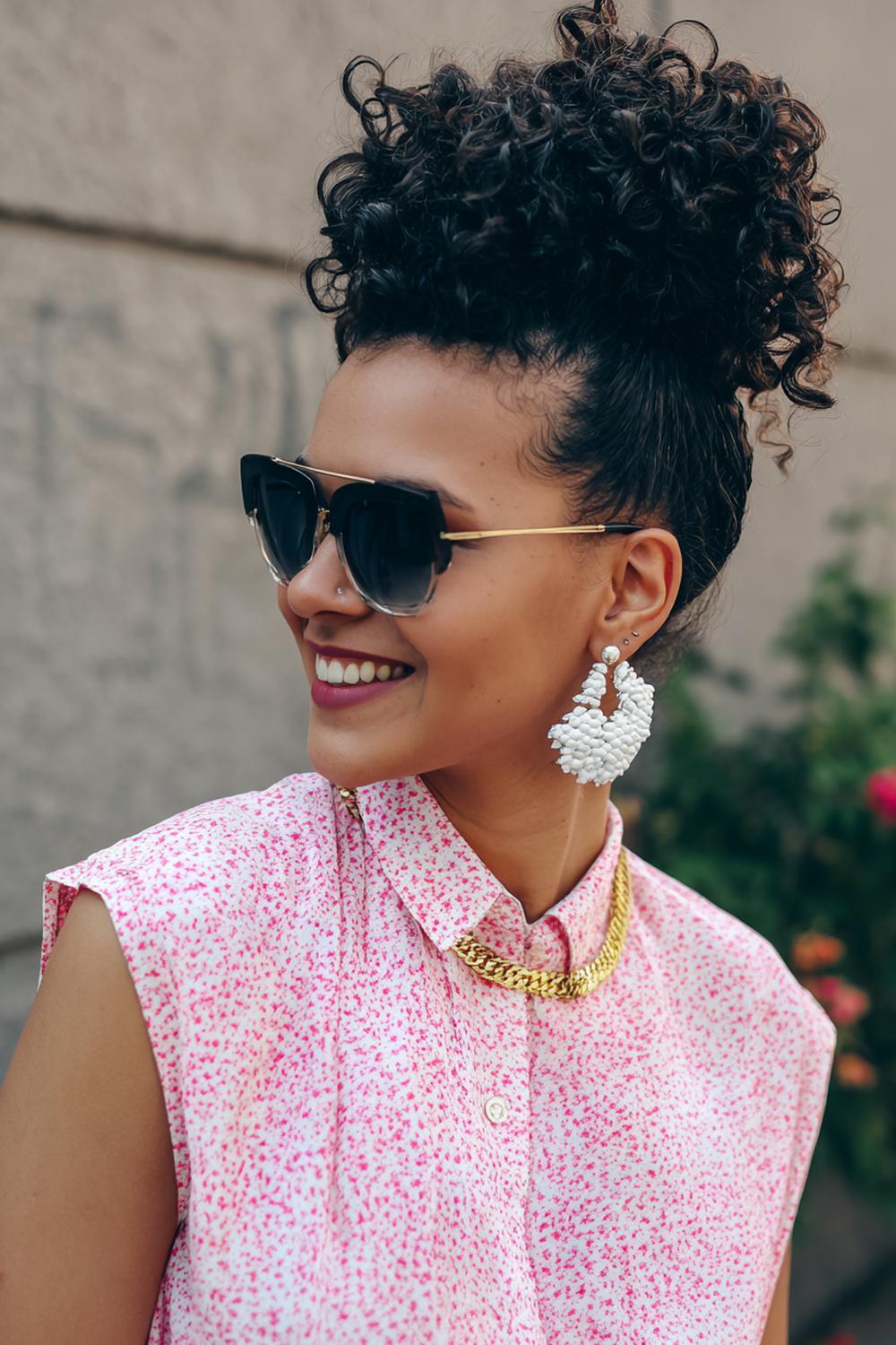 22. Schnelle Frisur: Curly Pineapple Updo mit hohem Zopf und definierter Lockenkrone