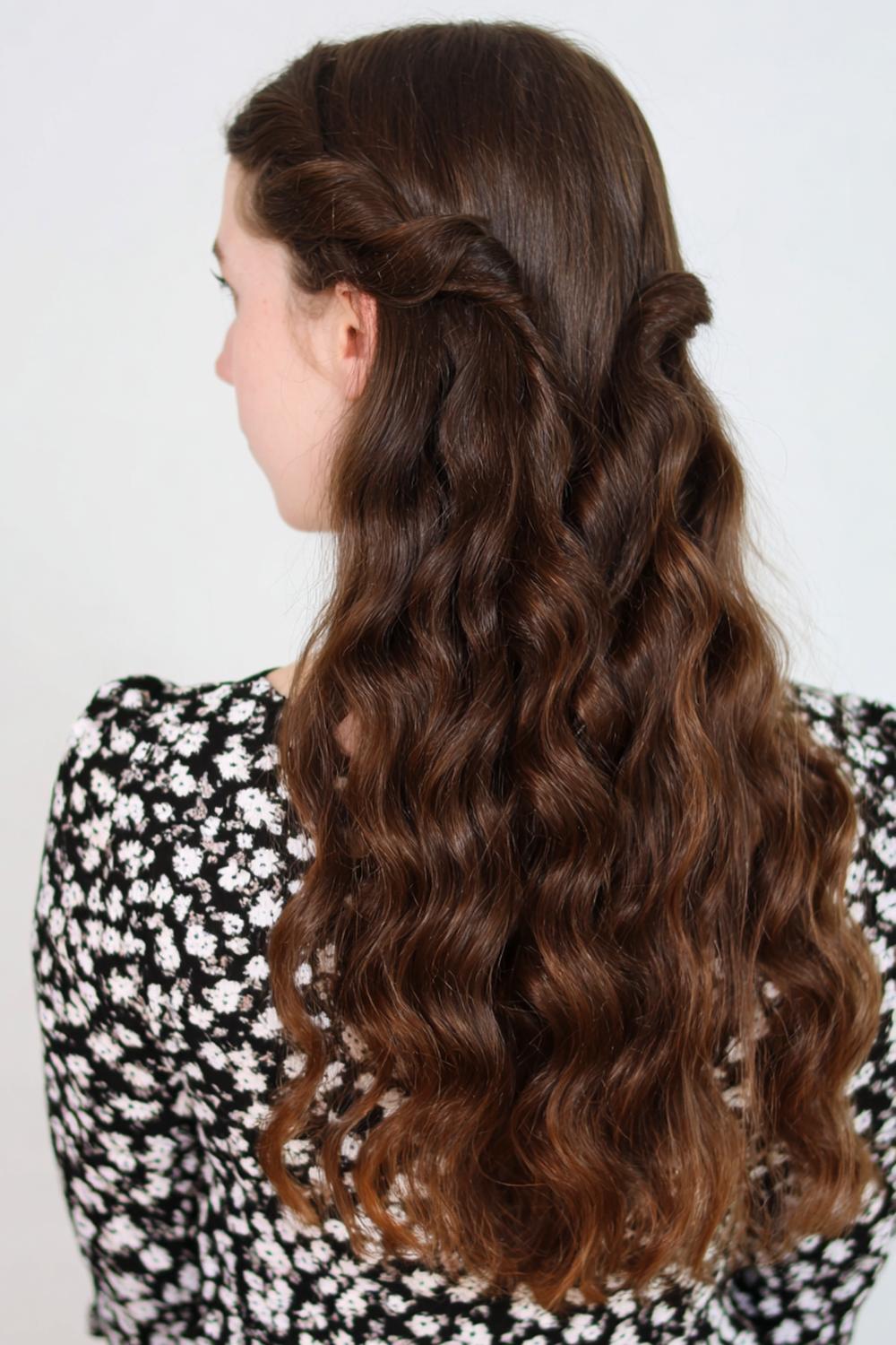 23. Schnelle Frisur: Heatless Overnight Waves mit zwei lockeren Dutt-Schnecken am Abend