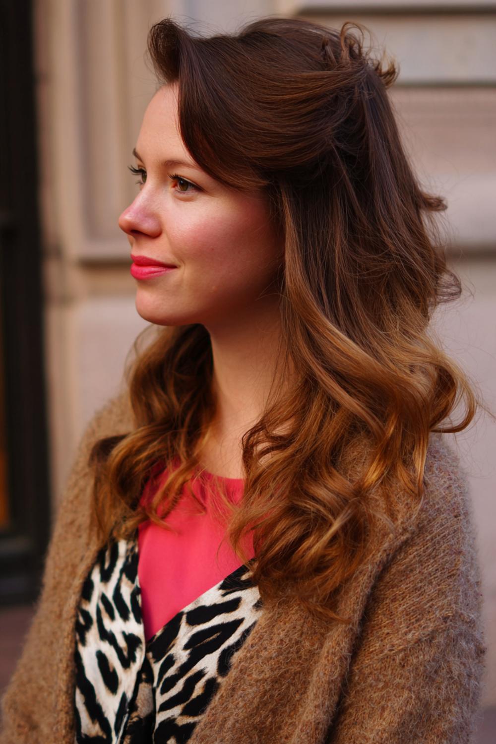 25. Schnelle Frisur: Side-Swept Waves mit zwei versteckten Pins und glamourösem Schwung