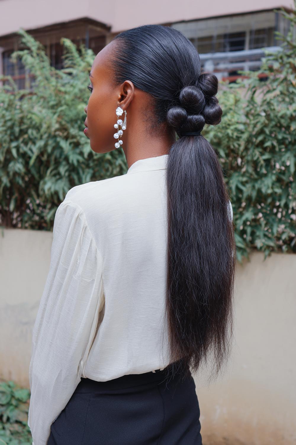 3. Schnelle Frisur: Bubble Ponytail mit transparenten Mini-Gummis und Glossy Längen