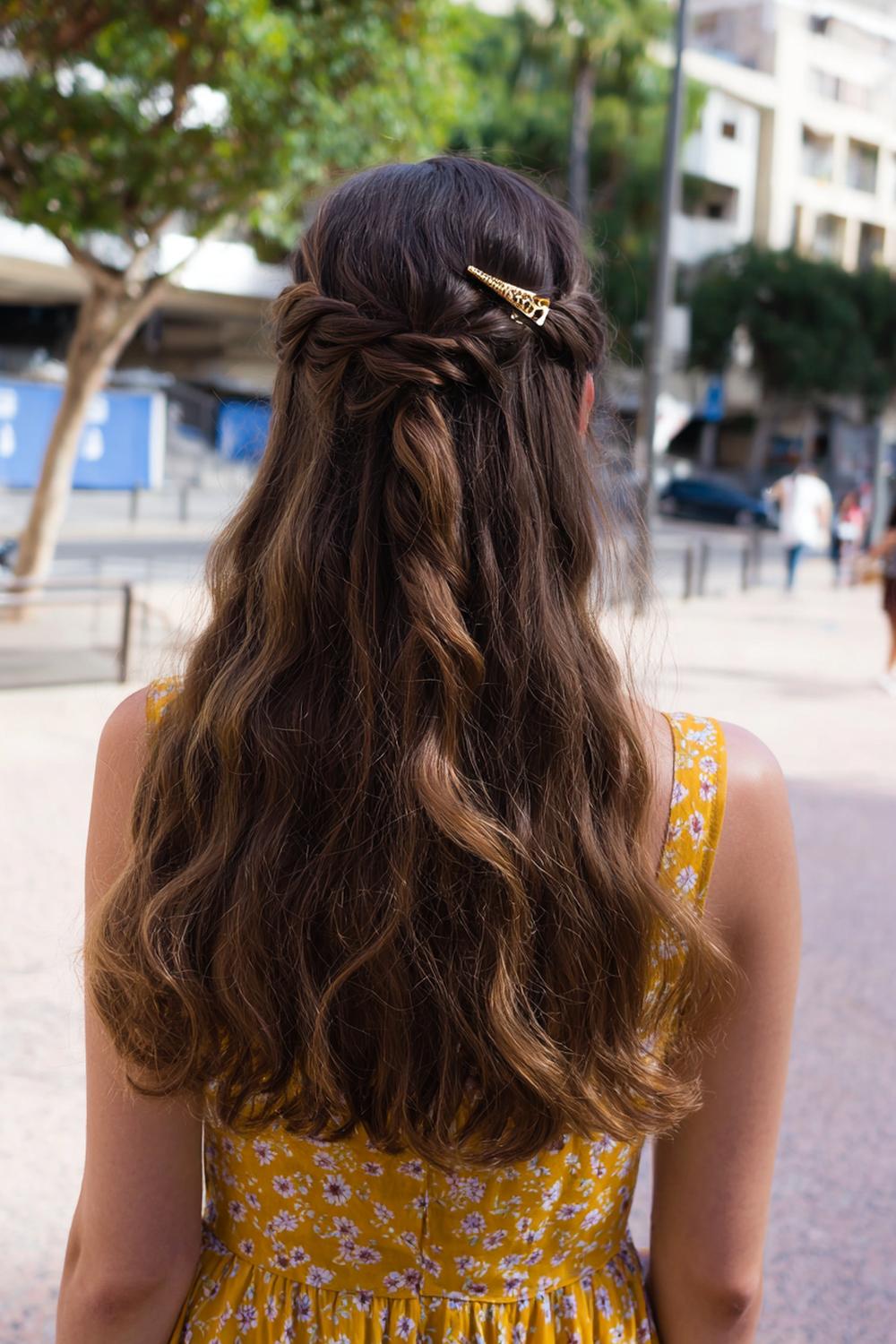 4. Schnelle Frisur: Half-up Twist mit zwei Drehsträhnen und Mini-Klammer