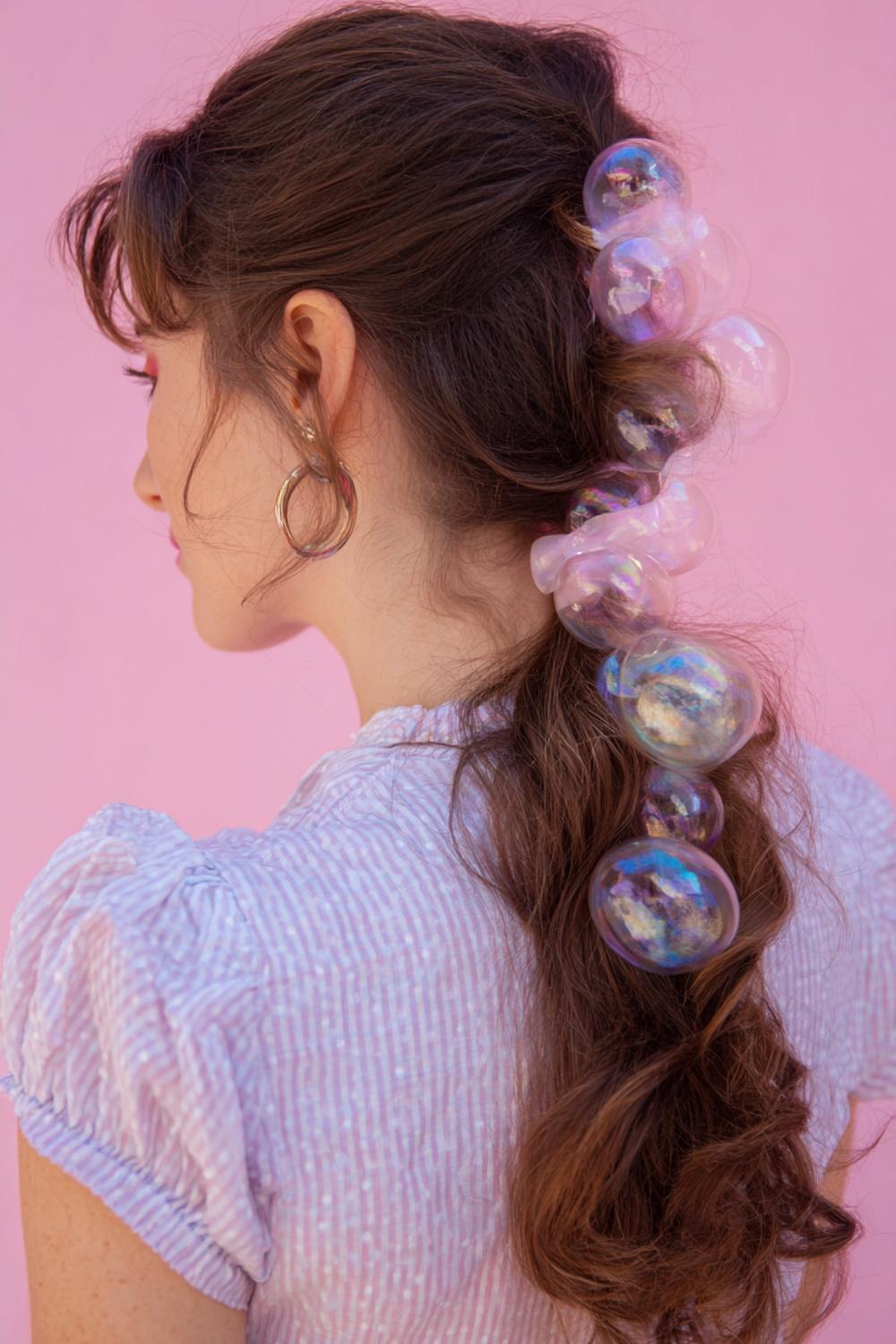 5. Bubble Ponytail Frisur mit drei Bubbles und transparenten Mini-Gummis