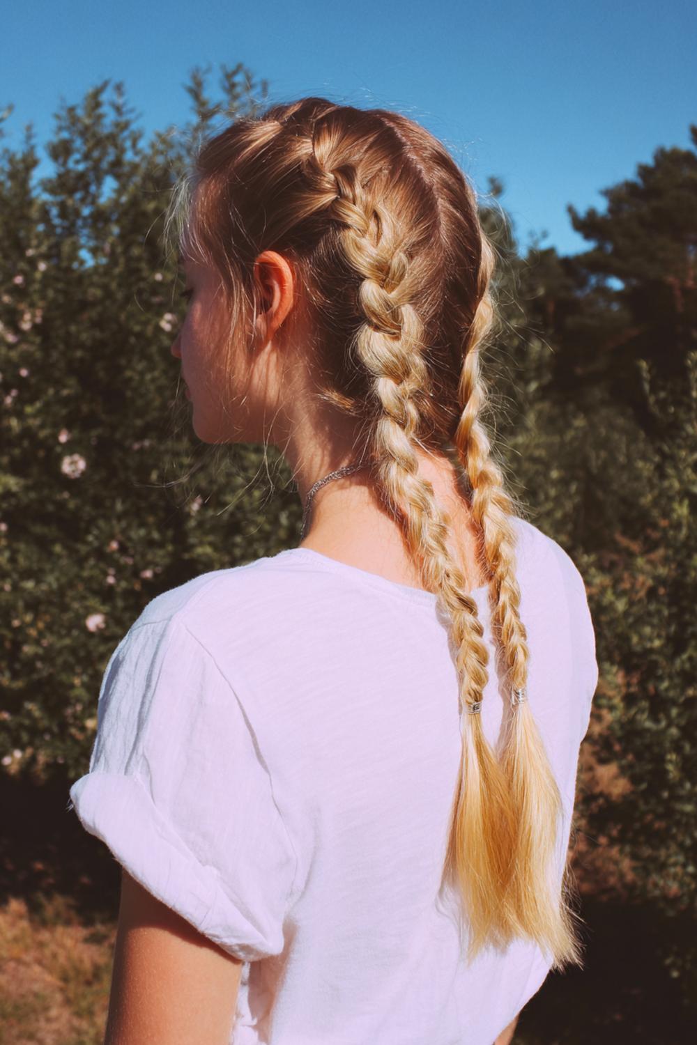 8. Doppelter Dutch Braids Frisur mit sportlicher Mitte und sauberer Kopfhautlinie
