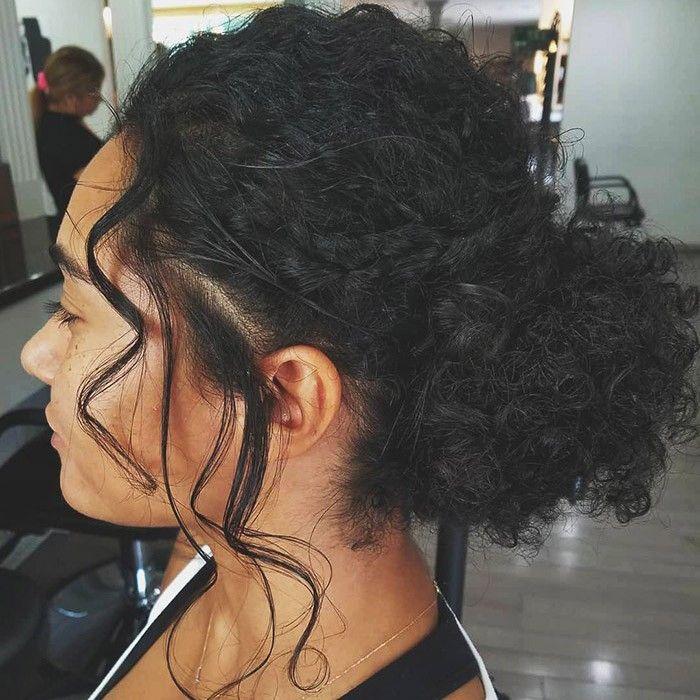Seitlicher Curly Bun Locken