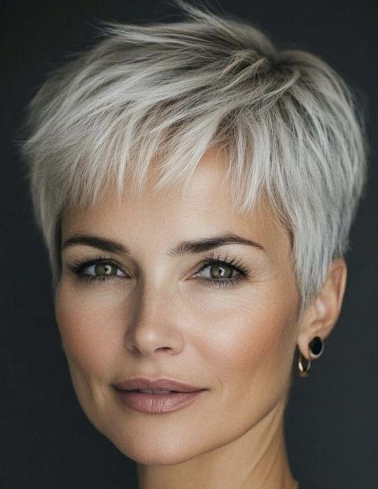 Silberner Pixie für feines Haar mit Volumen