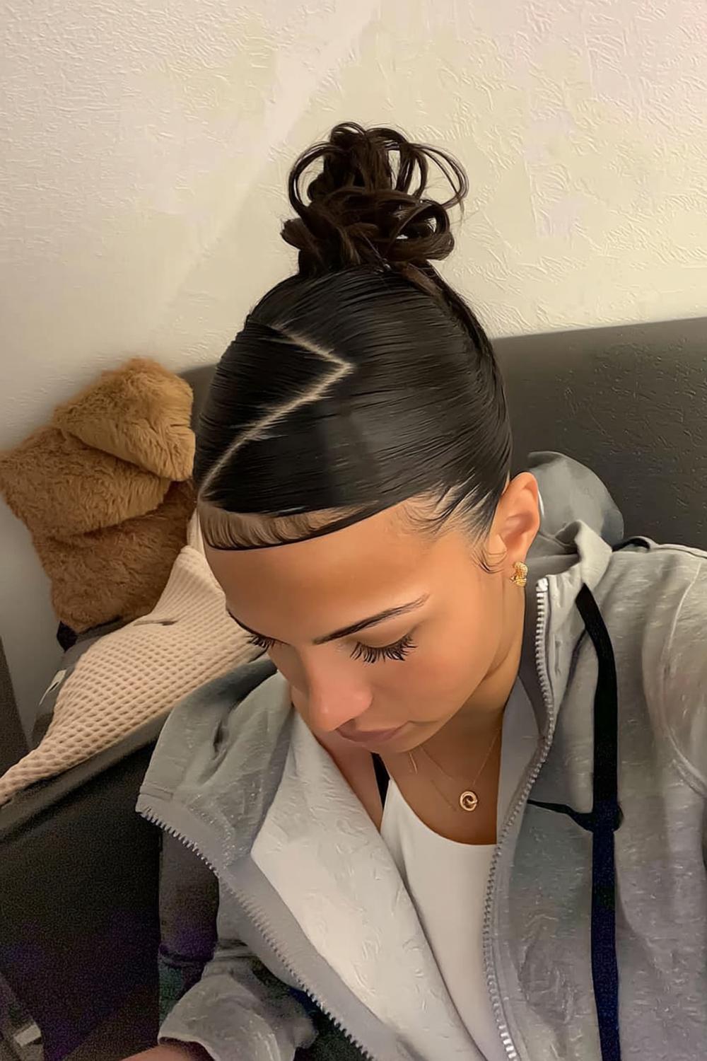 Sleek Dutt mit Seitenscheitel