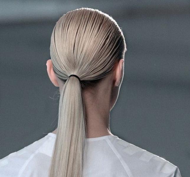 Sleek Look mit festem Haargummi
