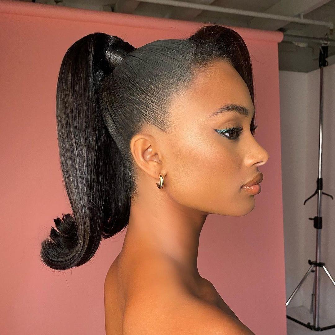 Sleeker Ponytail mit glatt gebundenem Ansatz und umgeschlagenen Spitzen