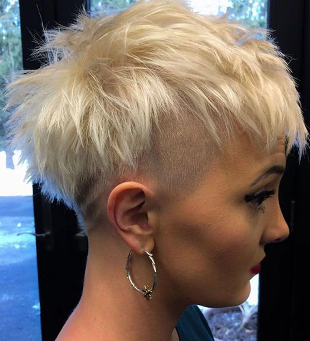 Auffälliger blonder Pixie Look