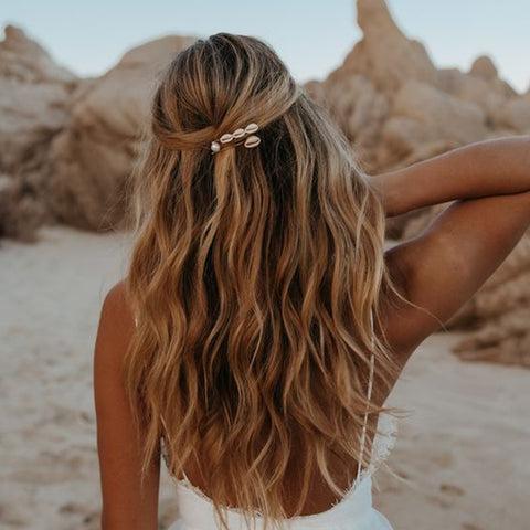 Strandfrisur mit Haaraccessoires