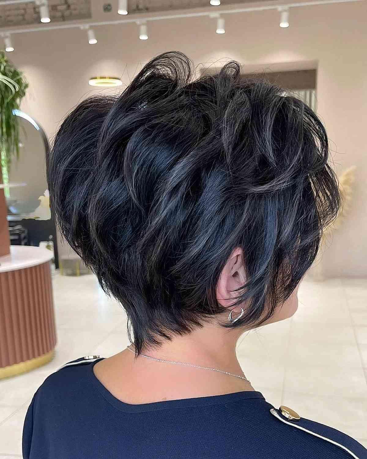 Stufiger Bixie Cut für dunkles Haar