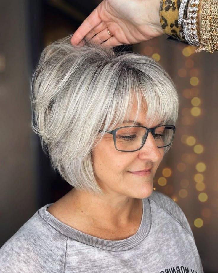 Stufiger Bob mit Pony Volumen