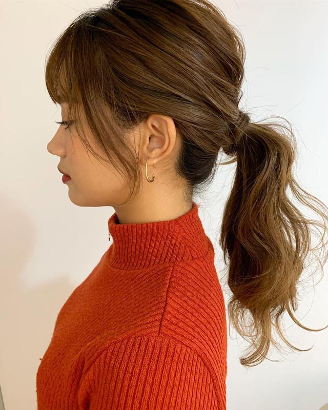 Tiefer lockerer Ponytail mit natürlicher Haarstruktur