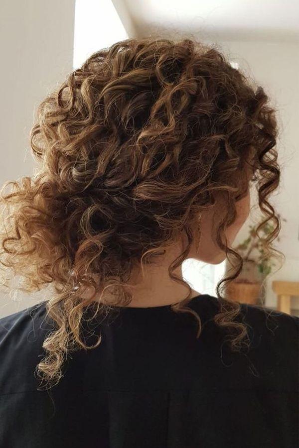 Messy bun mit locken als tiefer lockerer Knoten