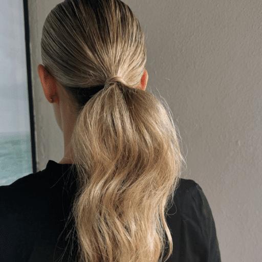 Tiefer Pferdeschwanz im Nacken mit langen Haaren
