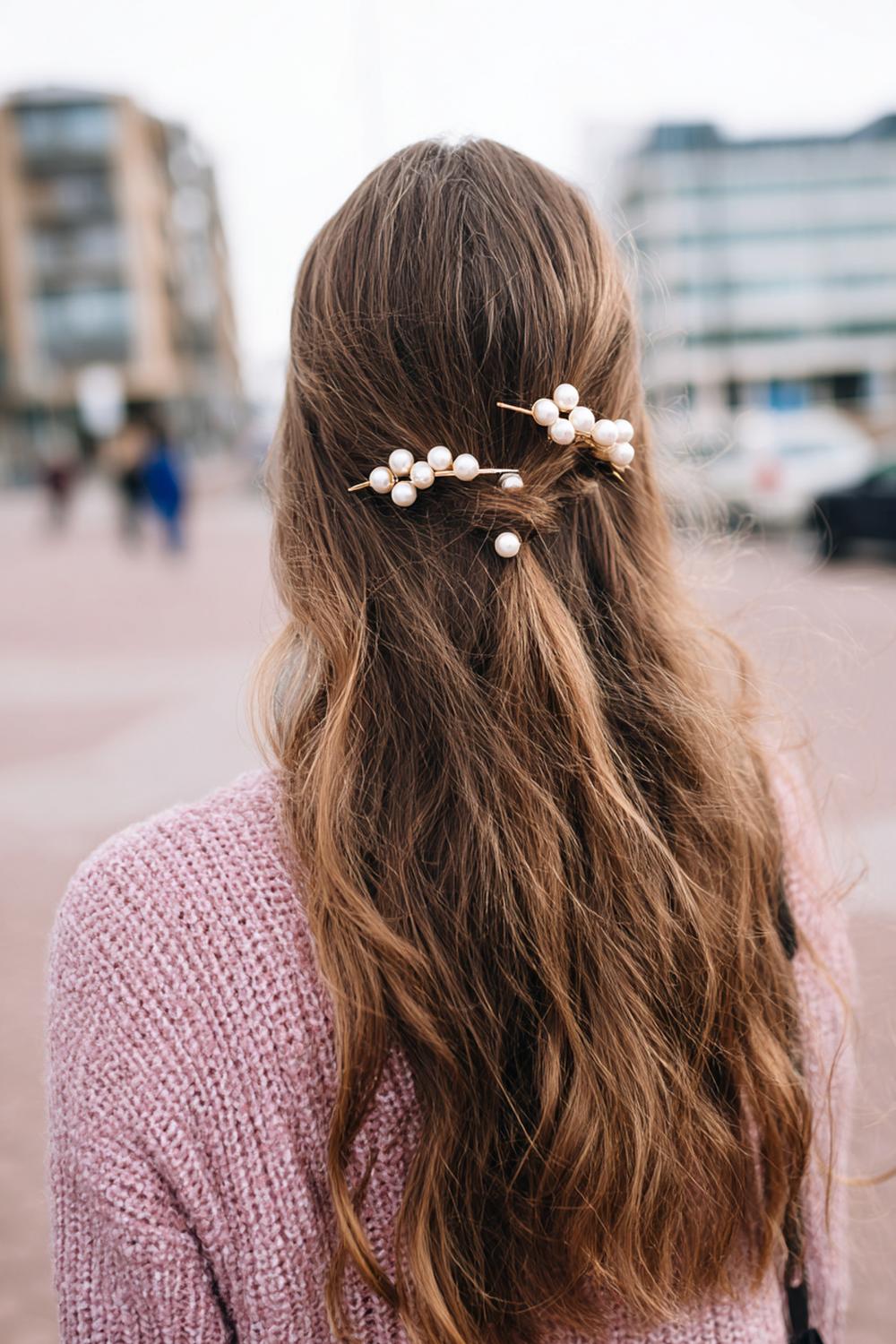 28. TikTok Haar Trend 2026: Pearl Hair Pins im symmetrischen Duo