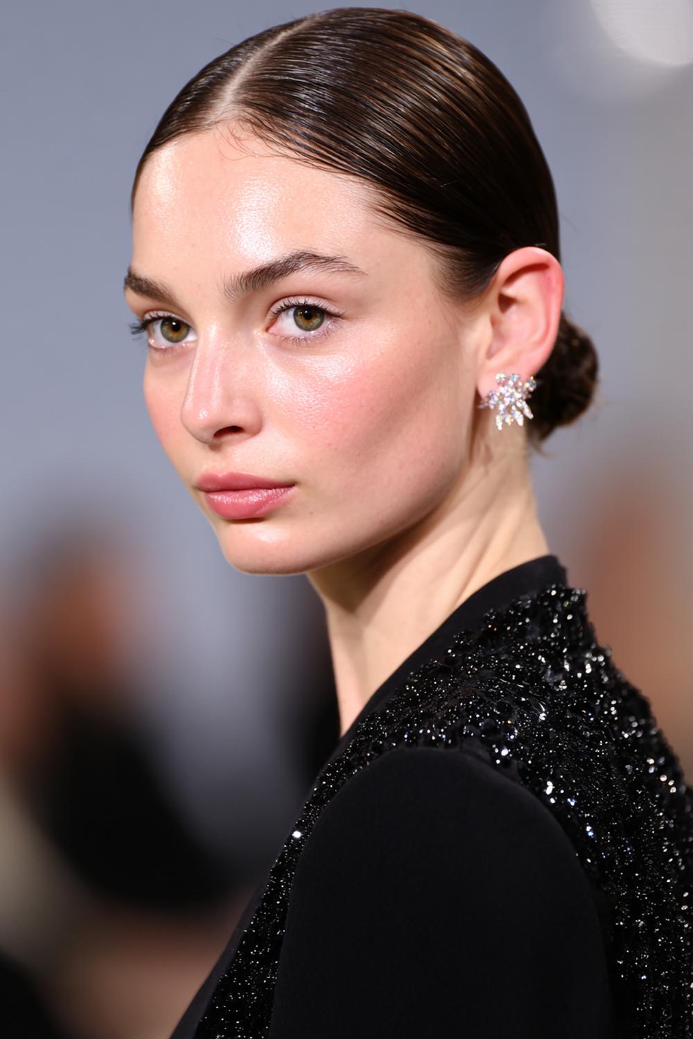 3. TikTok Haar Trend 2026: Sleek Low Bun mit Wet-Look Scheitel