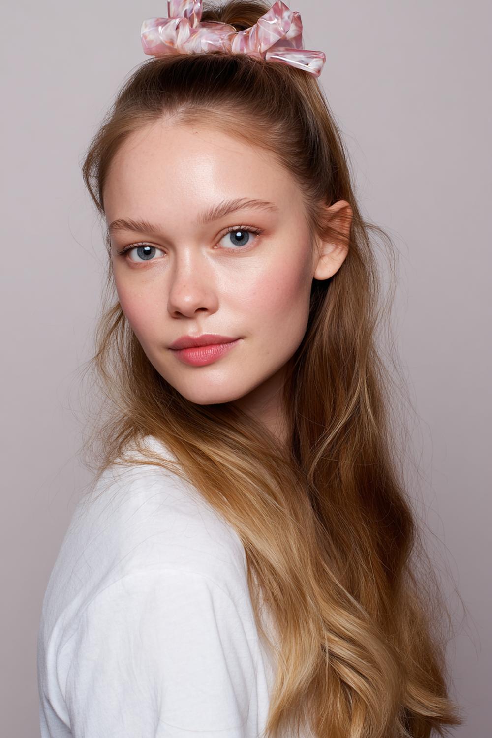 6. TikTok Haar Trend 2026: Half-Up Clip mit XXL-Klammer in Marmoroptik