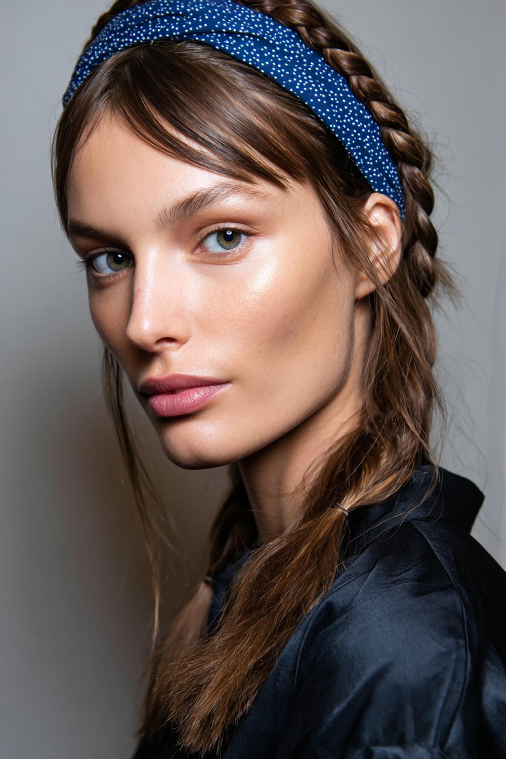 7. TikTok Haar Trend 2026: Braided Headband mit polierten Längen