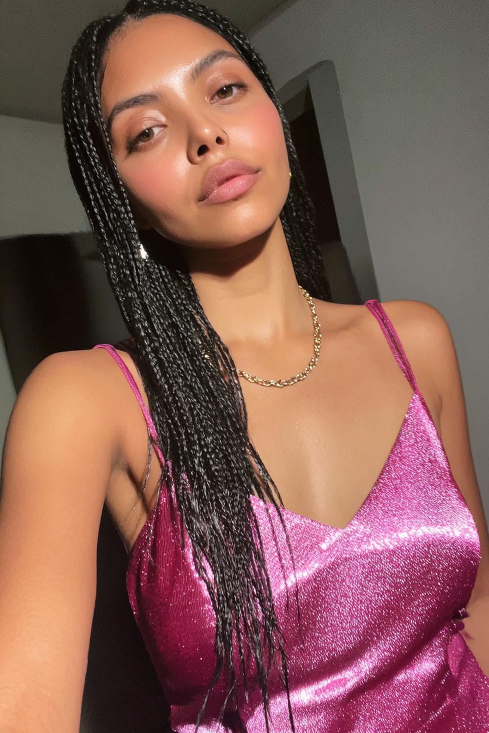 9. TikTok Haar Trend 2026: Micro Braids als Akzentsträhnen am Scheitel