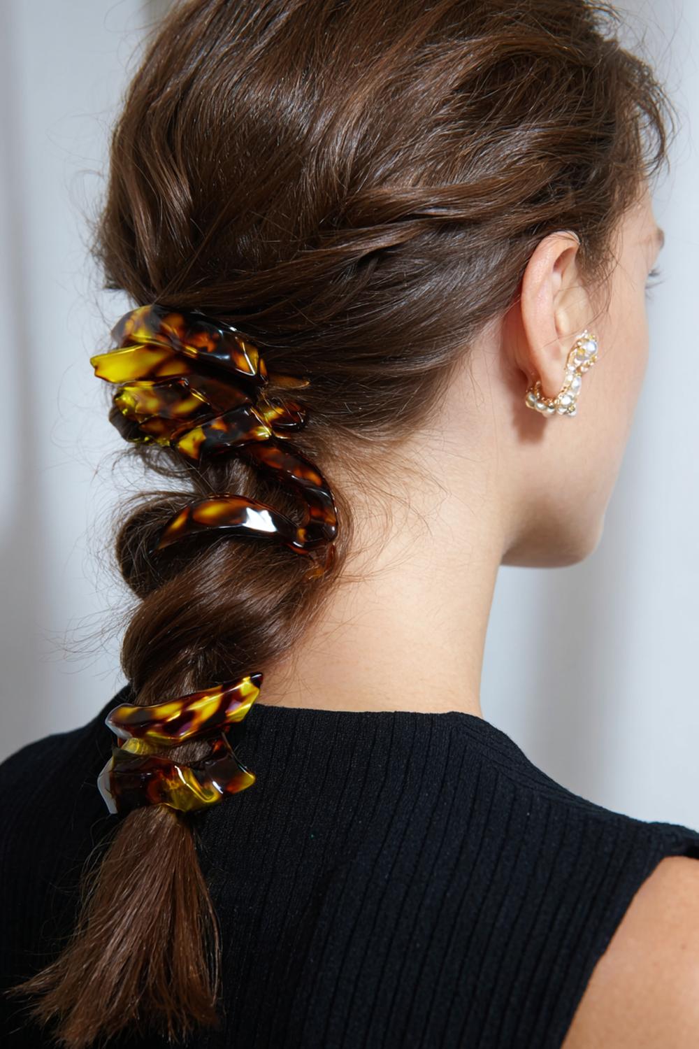 15. Trendige Haarideen 2026: Claw-Clip Twist mit Schildpatt-Optik