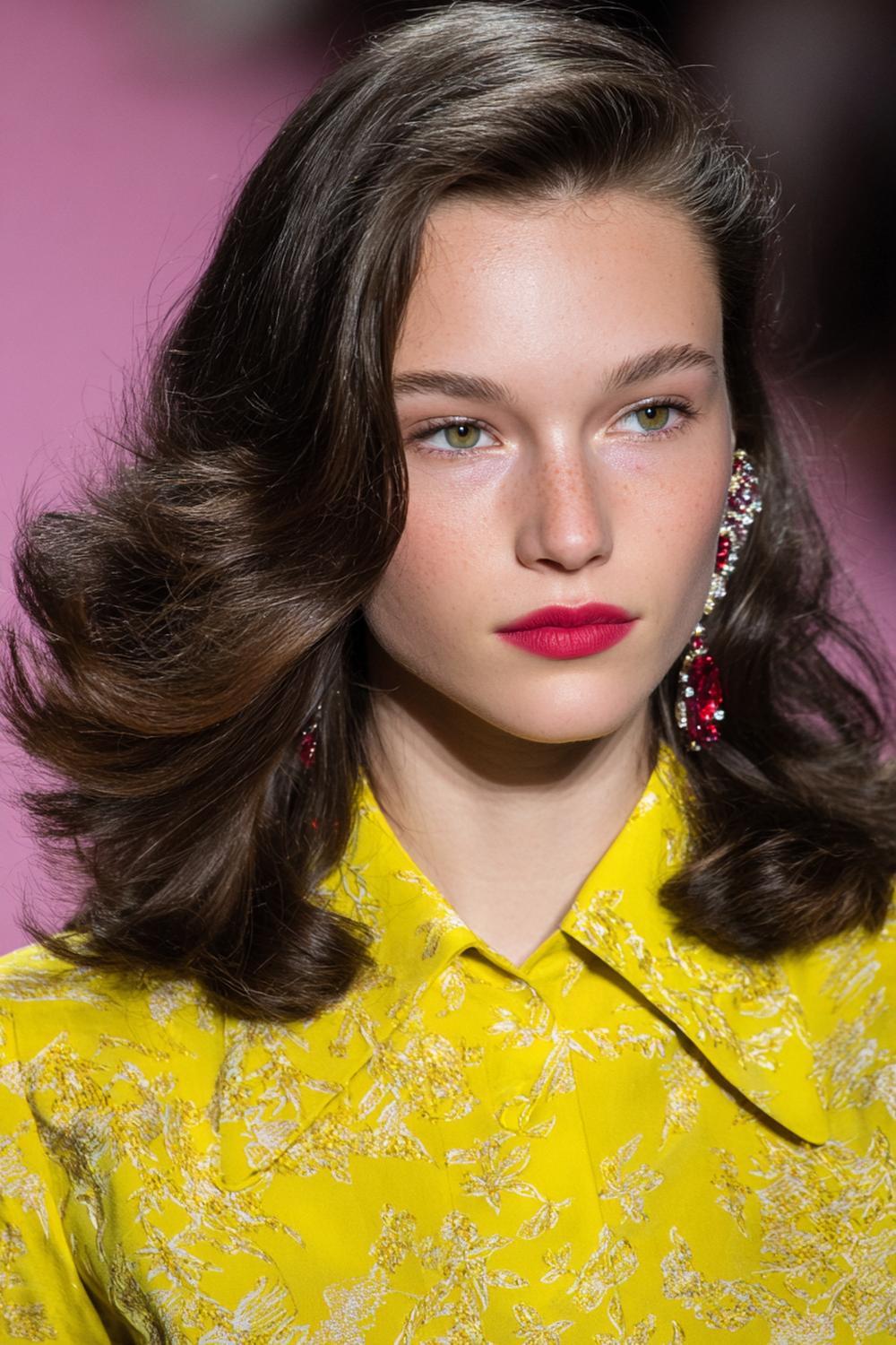 17. Trendige Haarideen 2026: Seitenscheitel-Wellen im Old-Money Look