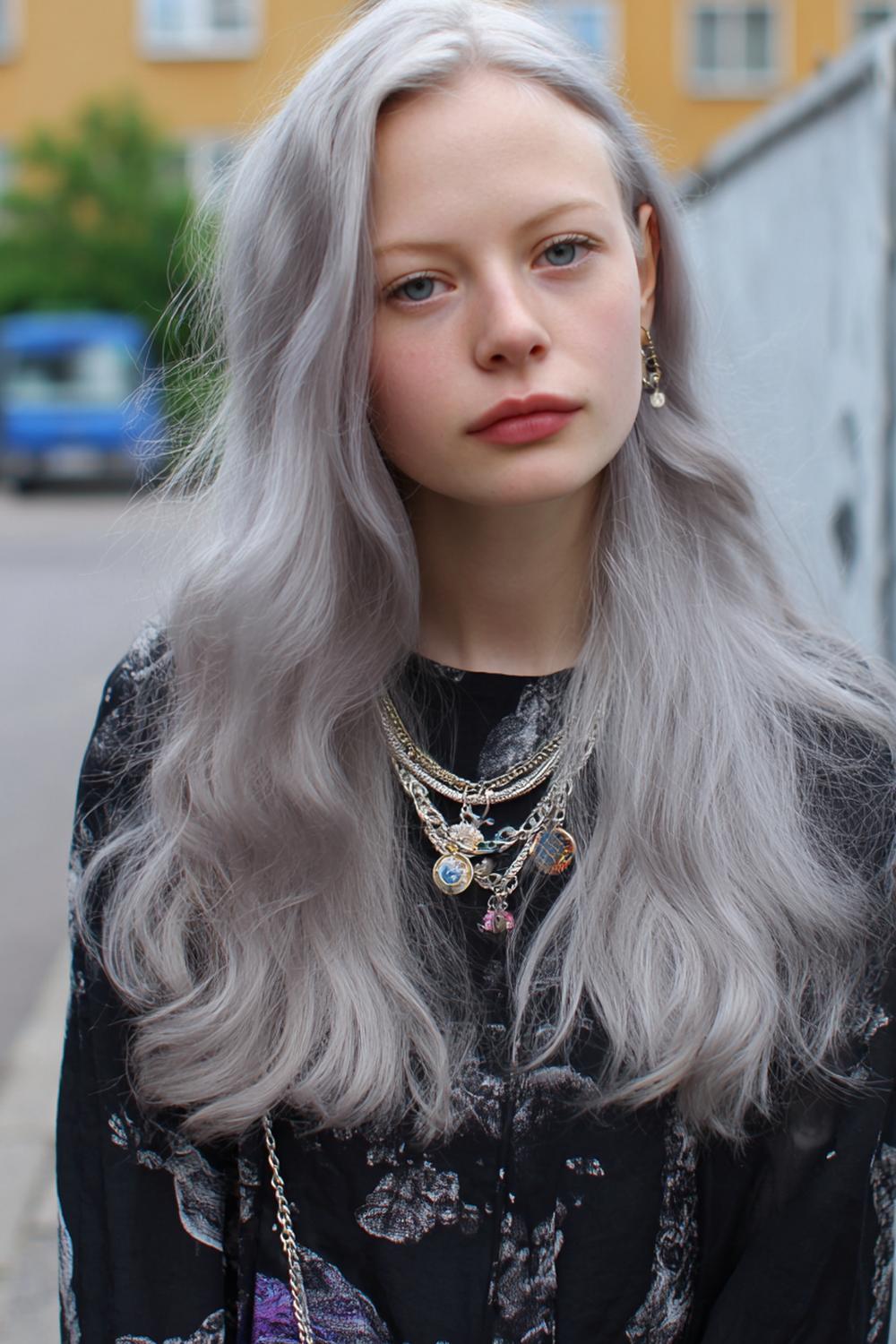 22. Trendige Haarideen 2026: Graue Blending Haare mit Silber-Schimmer