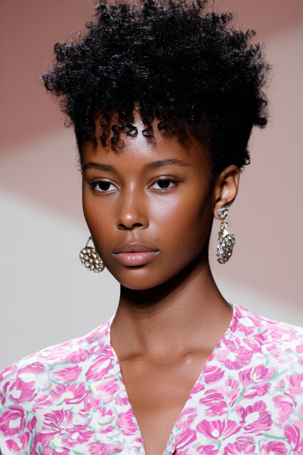 26. Trendige Haarideen 2026: Coily Haare mit Stretch-Puff und Kantenpflege