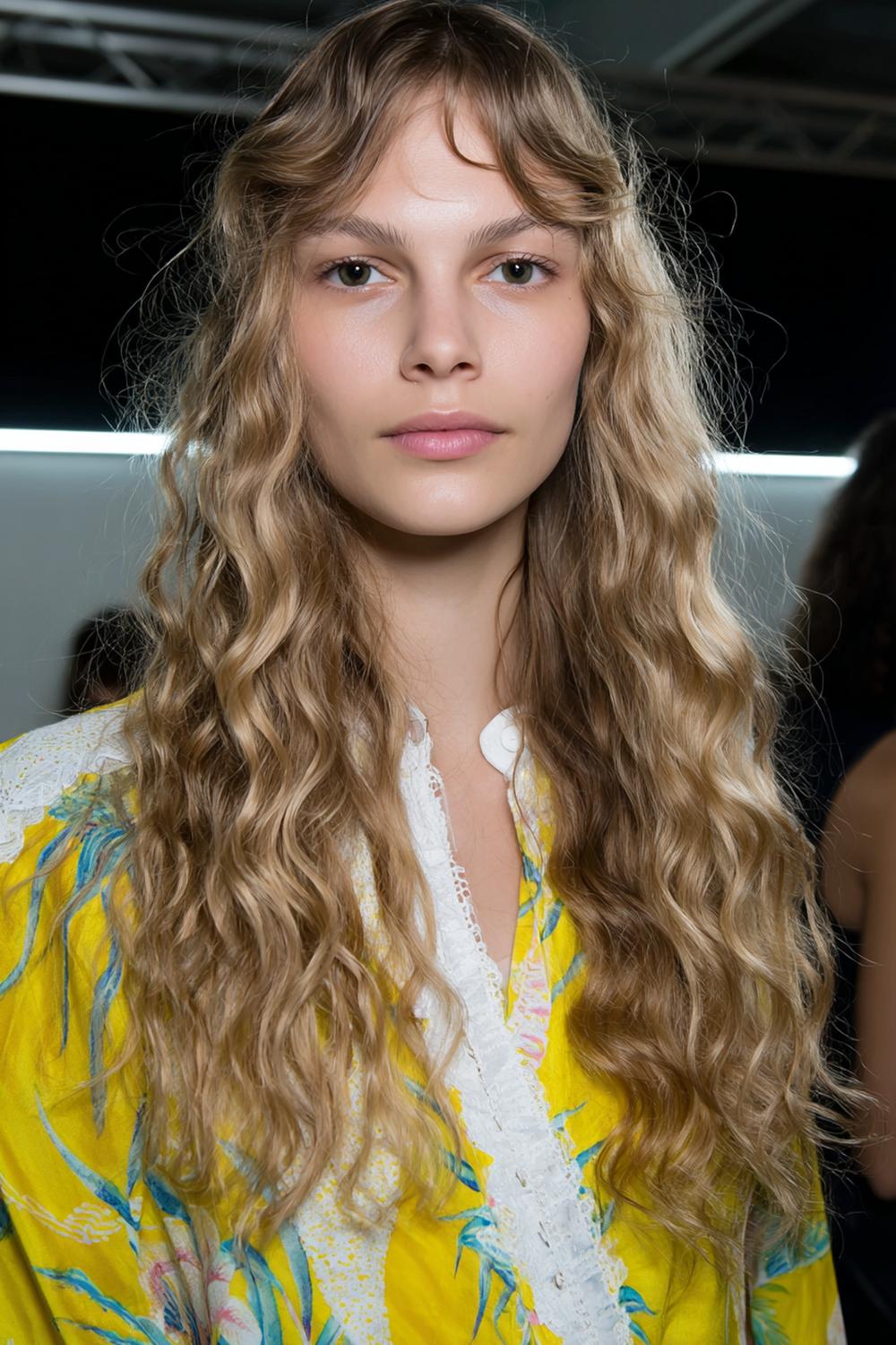 27. Trendige Haarideen 2026: Beach Waves Haare mit Salzspray und Mittelscheitel