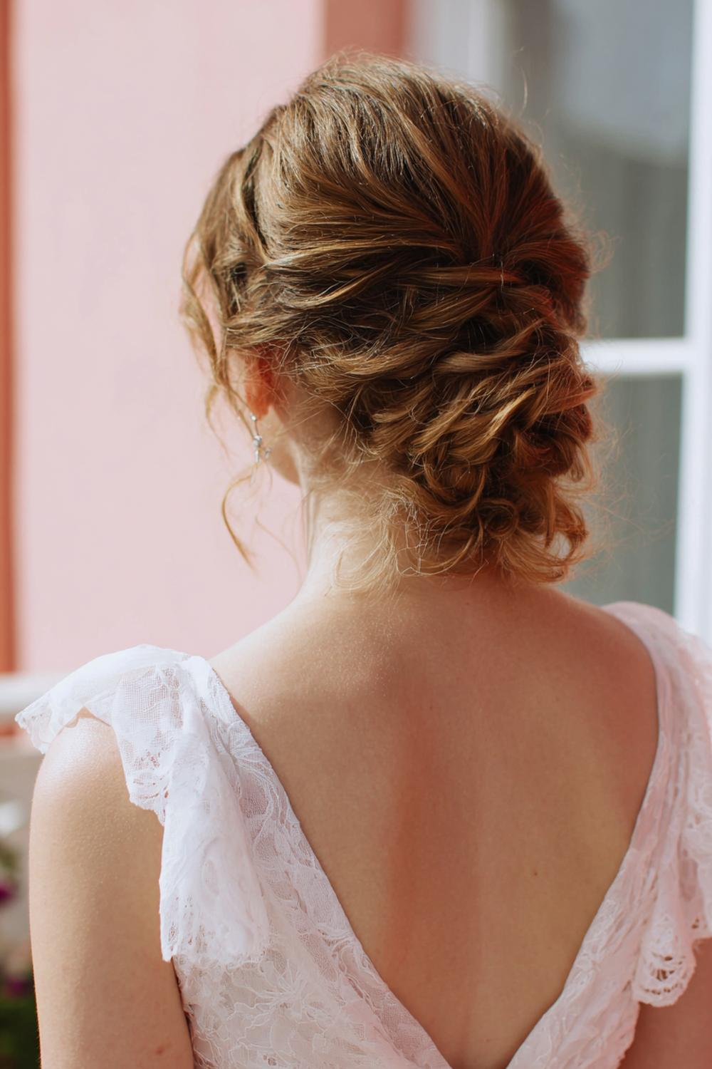 28. Trendige Haarideen 2026: Braut-Haare als Low Chignon mit Schleierkamm