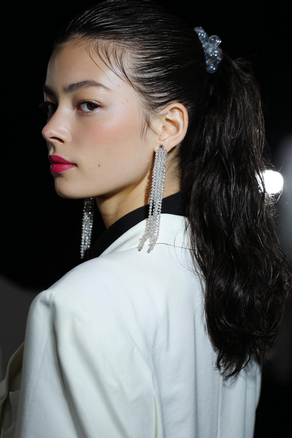 8. Trendige Haarideen 2026: Bubble Ponytail mit transparenten Elastics