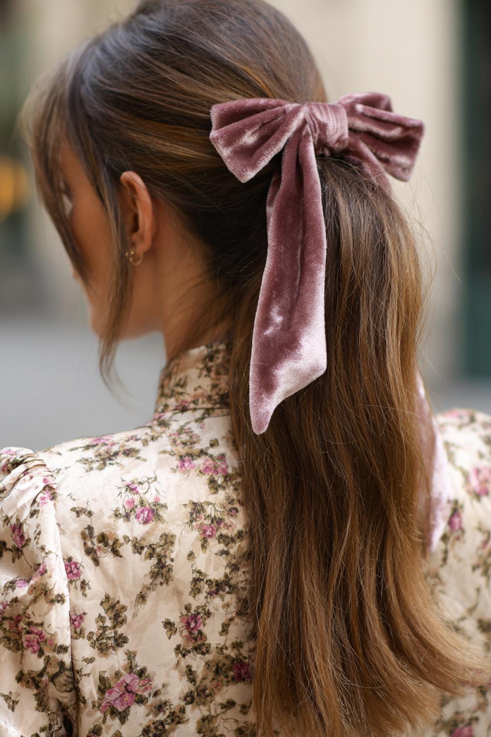 9. Trendige Haarideen 2026: Halbhoch-Frisur mit Samtschleife