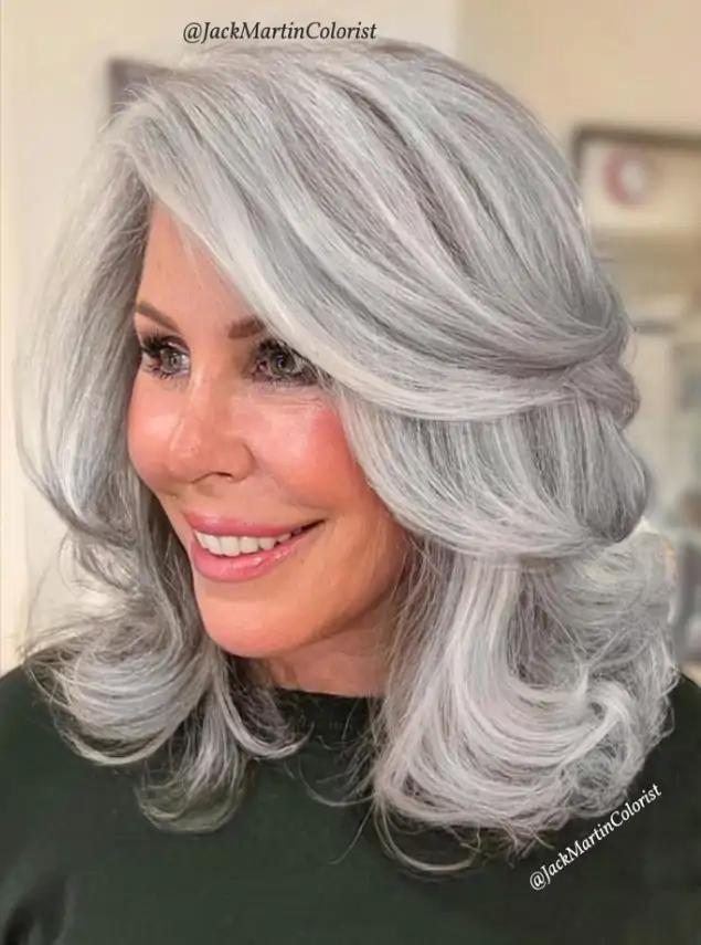 Voluminöser Butterfly Schnitt graue Haare