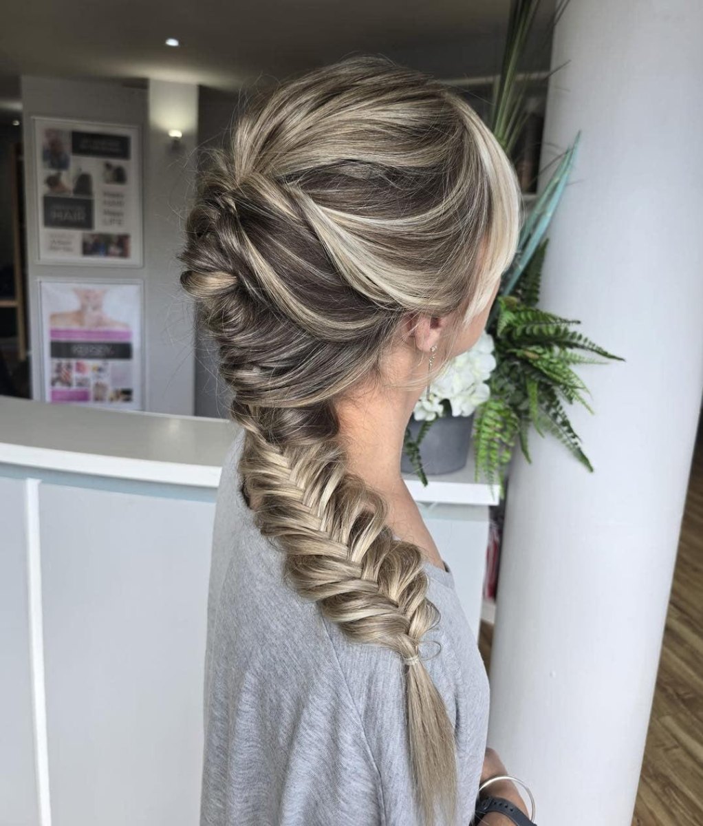 Voluminöser aufgelockerter Fischgrätenzopf bei feinem blondem Haar
