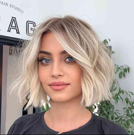 Blonder kurzer Wavy Bob