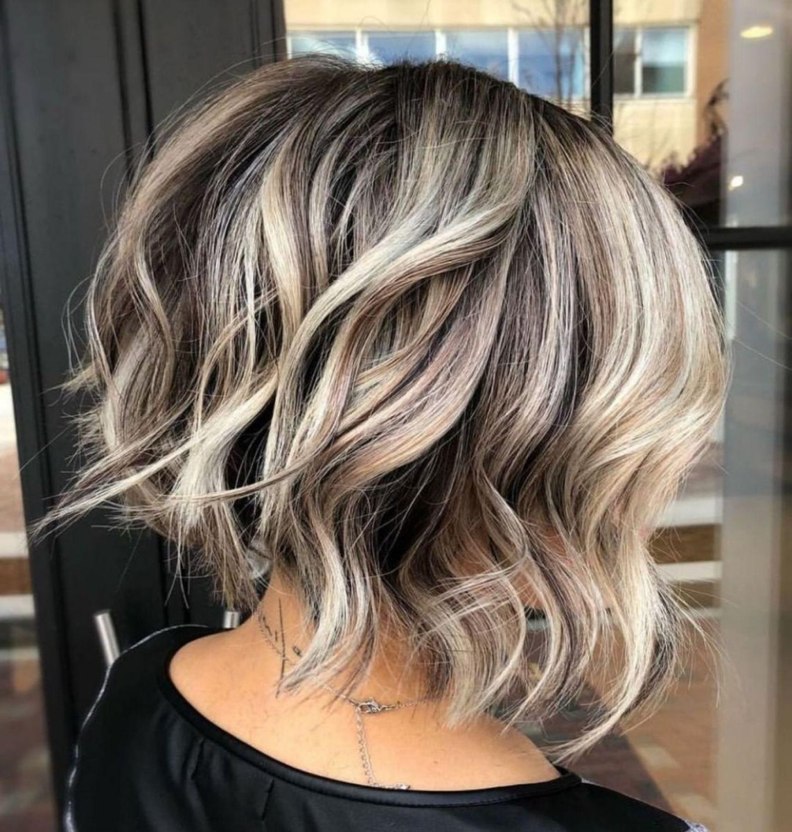 Wavy Bob mit aschblonden Highlights