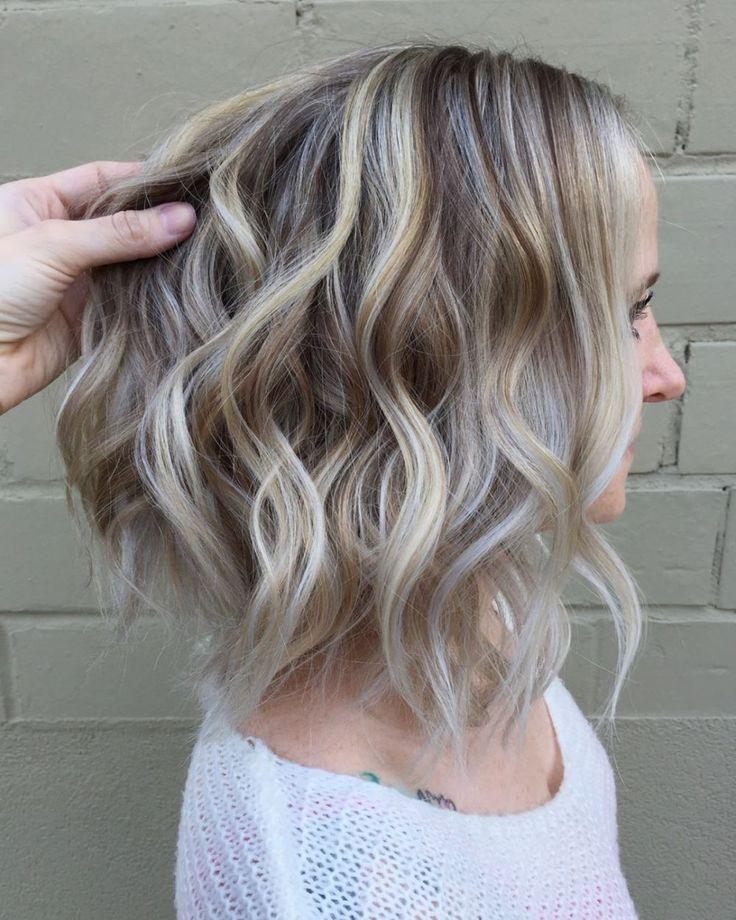 Wavy Bob mit Balayage Blond