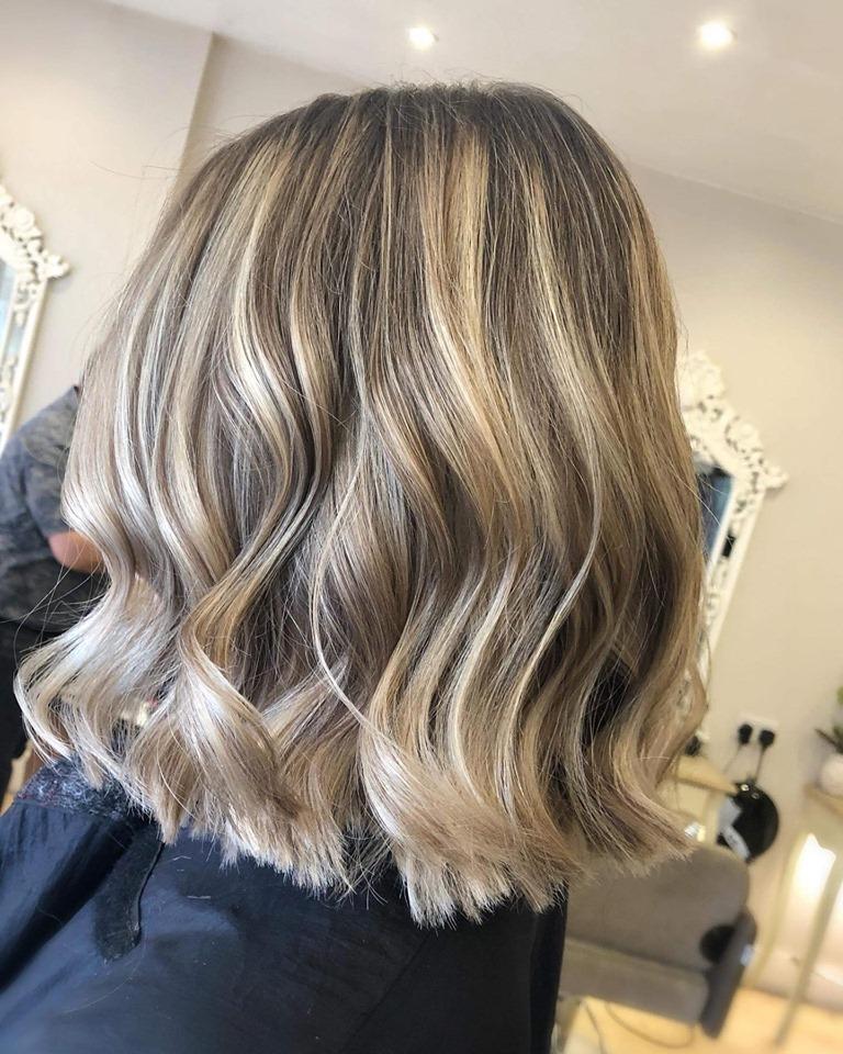 Wavy Bob beige blonde Highlights