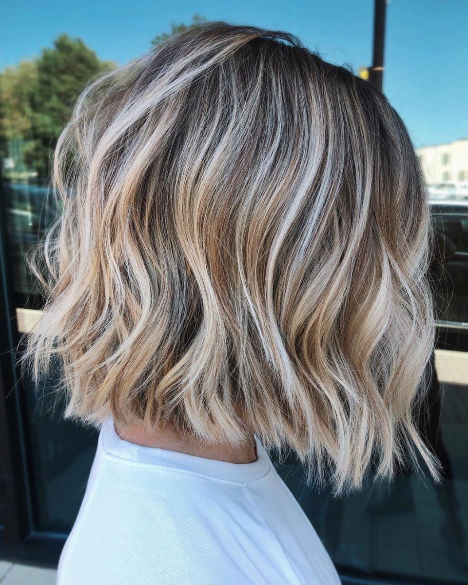 Wavy Bob mit blonden Babylights