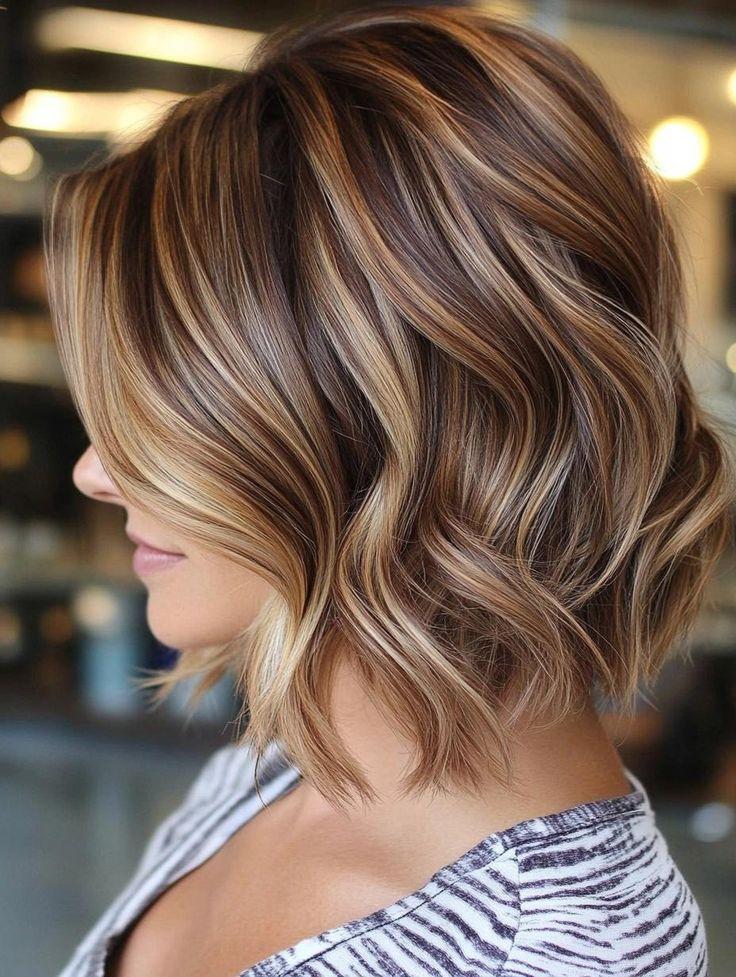 Karamellblonde Highlights im Wavy Bob