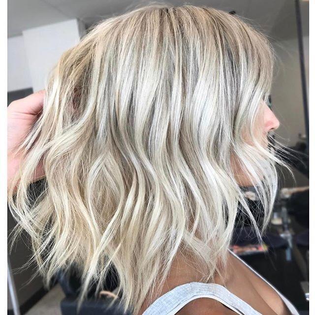 Wavy Bob mit Platinblond Highlights