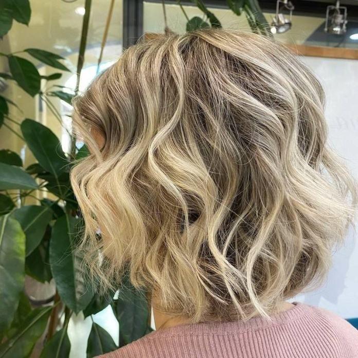 Voluminöser Wavy Bob mit Wellen