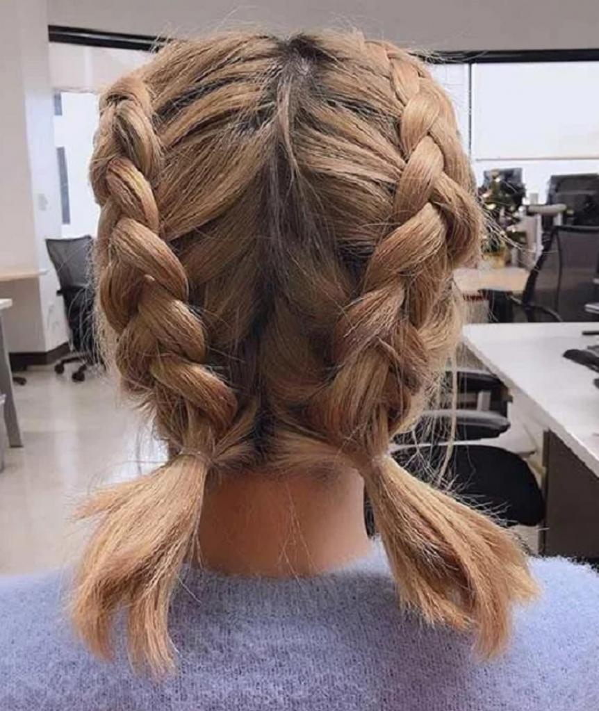 Zwei Zöpfe kurze Haare